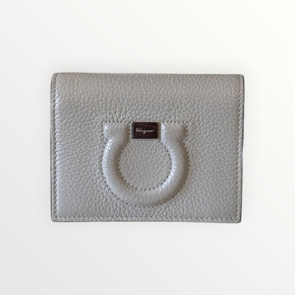 FERRAGAMO GANCIO CITY PEBBLED LEATHER COMPACT WALLET