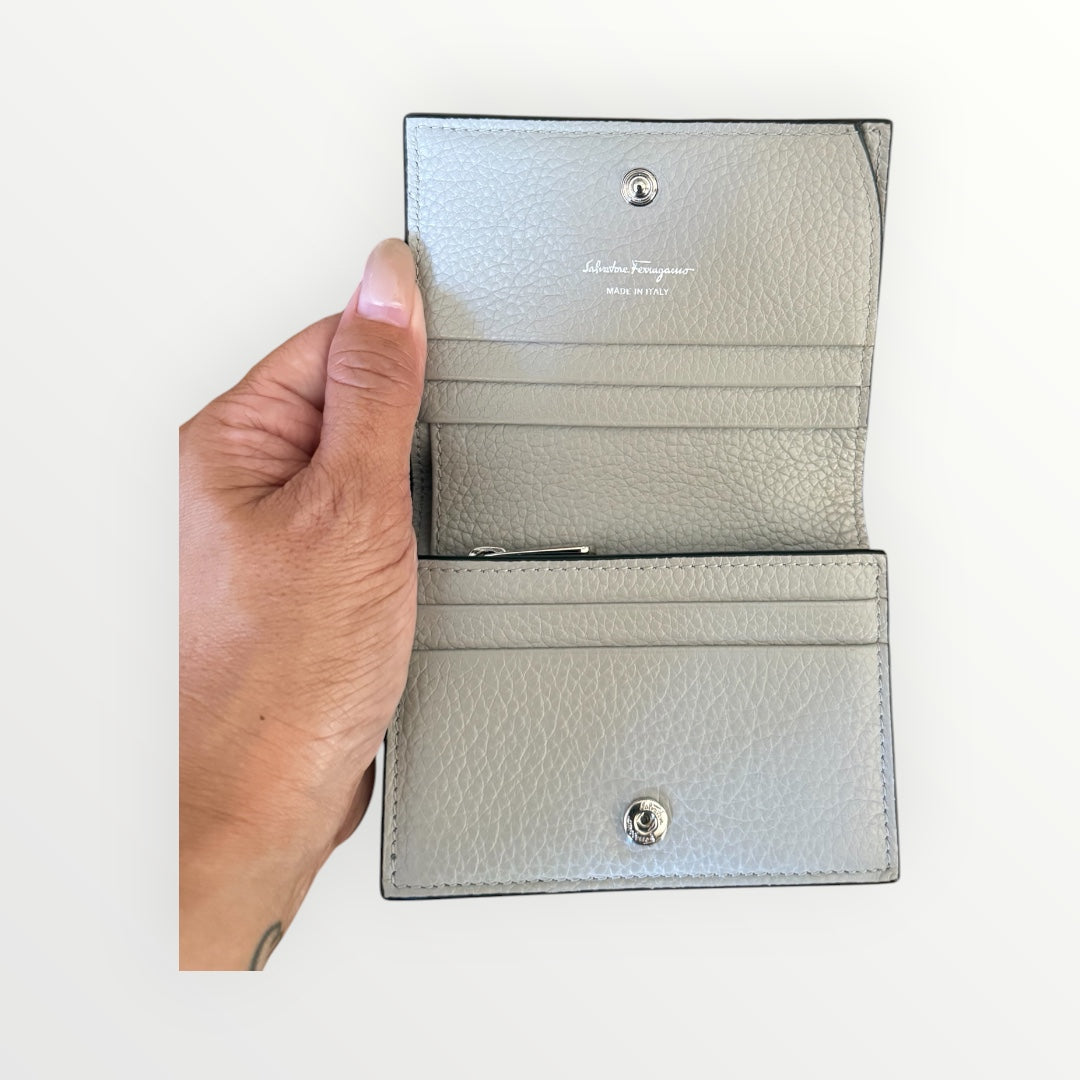 FERRAGAMO GANCIO CITY PEBBLED LEATHER COMPACT WALLET