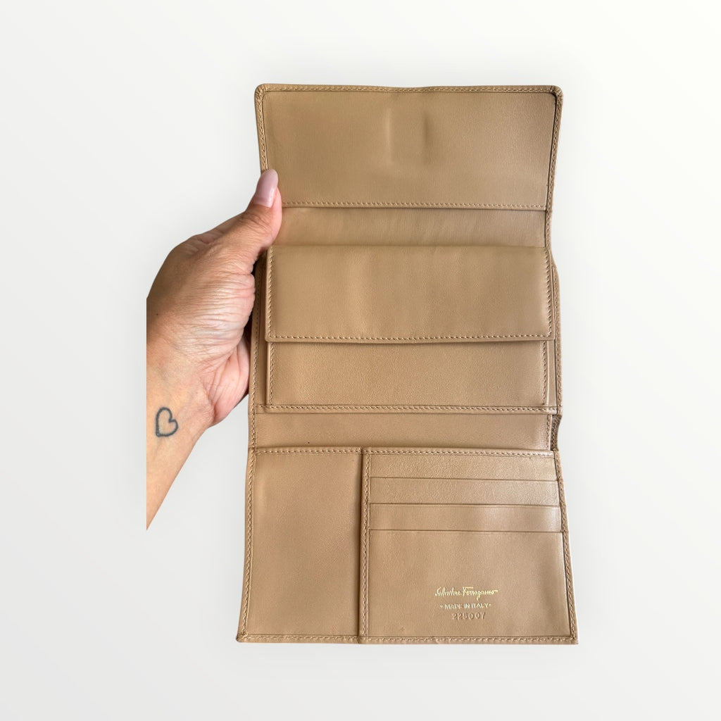 FERRAGAMO GANCINI LEATHER WALLET