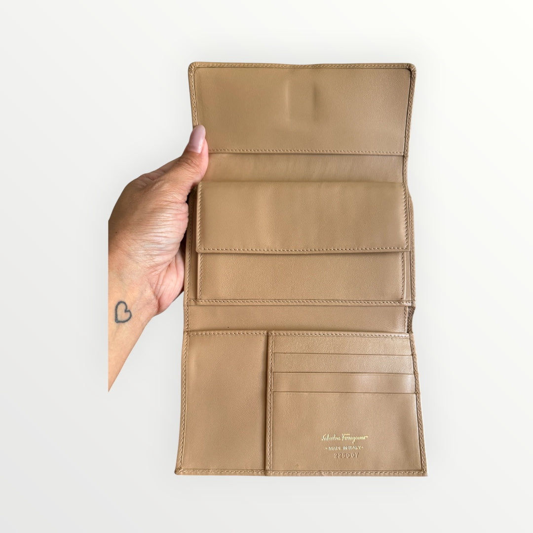 FERRAGAMO GANCINI LEATHER WALLET